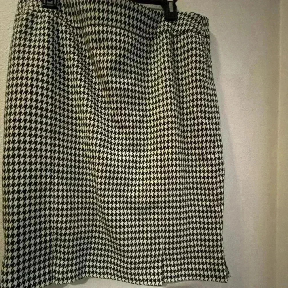 Black/white checkered skirt